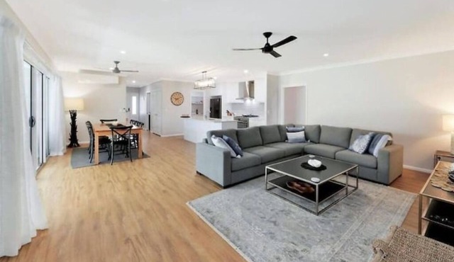 Pet friendly Hamptons style home walk to beach