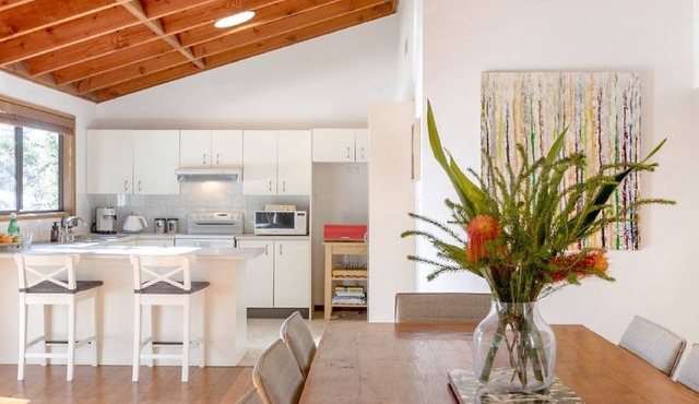 Pet friendly, heated spa + walk to beach