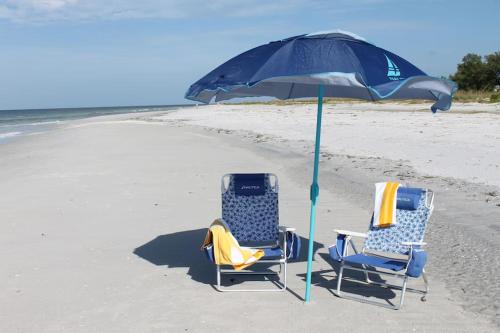 Pet friendly, Heated Pool, close to many beaches, monthly New Vacation Villa