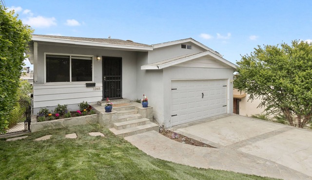Pet friendly Hermosa home with great views over LA
