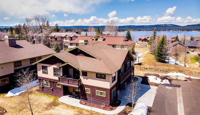 Pet Friendly High End Condo Steps from Payette Lake and downtown McCall