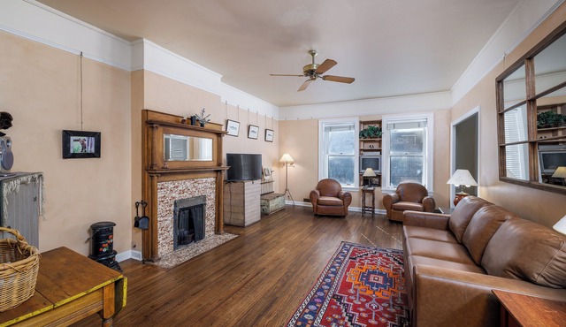 Pet-Friendly Historic Downtown Flat w/AC - Fisherman's Flat on Main Street!