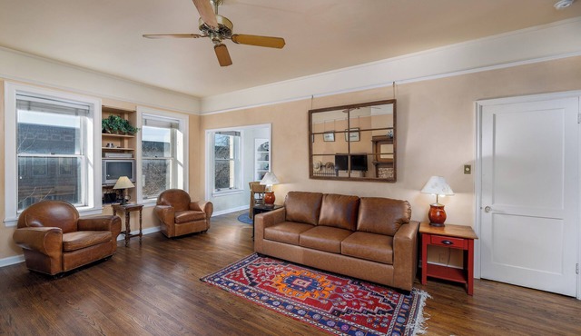 Pet friendly, historic flat w/great location, AC & fireplace - Fisherman's Flat on Main Street!