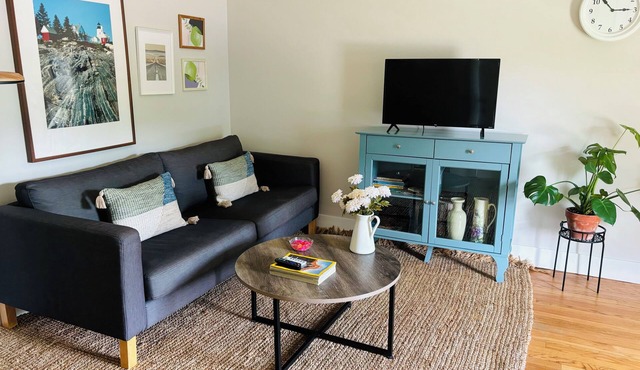 Pet-Friendly Historic Stay I Near Fold Lake, Depot Town & 10 Mins to Ann Arbor