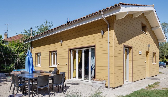 Pet-Friendly Holiday Home Un petit coin de vacances with Whirlpool