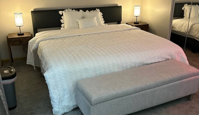 Pet-friendly home next to Oakmont & Veltre's + a few miles to Pittsburgh events!