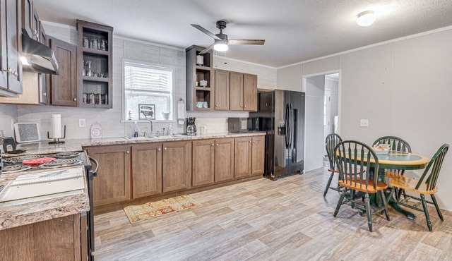 Pet-friendly Home ~ 10 Mi to Hocking Hills!