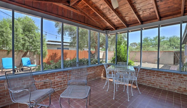 Pet-Friendly Home, 4 Miles to U of A Campus