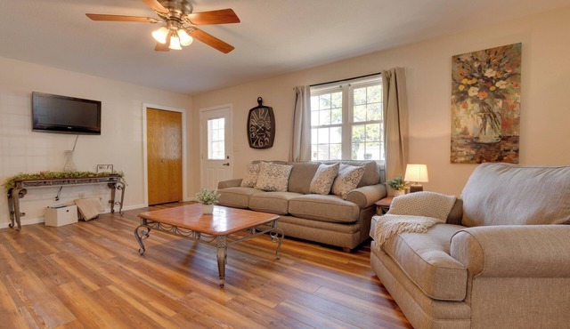 Pet-Friendly Home ~ 9 Mi to Effingham nr I-Exit!
