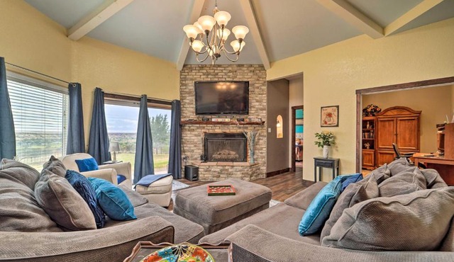 Pet-Friendly Home about 13 Mi to Dtwn Lubbock!