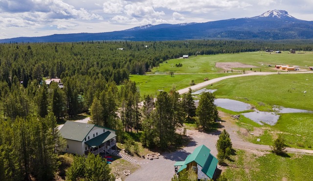 Pet Friendly Home! Bear Den Bundle-12Br-10Ba-Sleeps 42-BBQ-FirePit-Hot tub-20m 2 YNP-Mountainviews