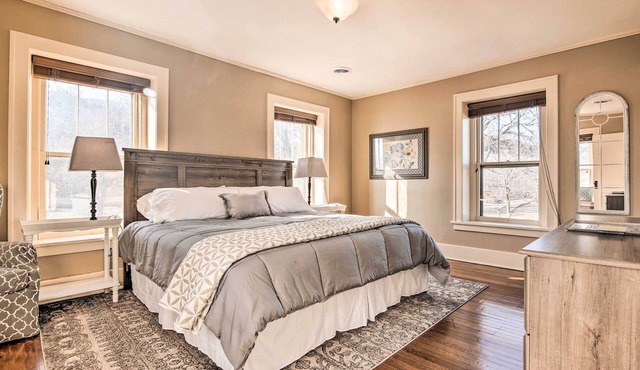 Pet-friendly Home: Grill & Fire Pit in Manhattan