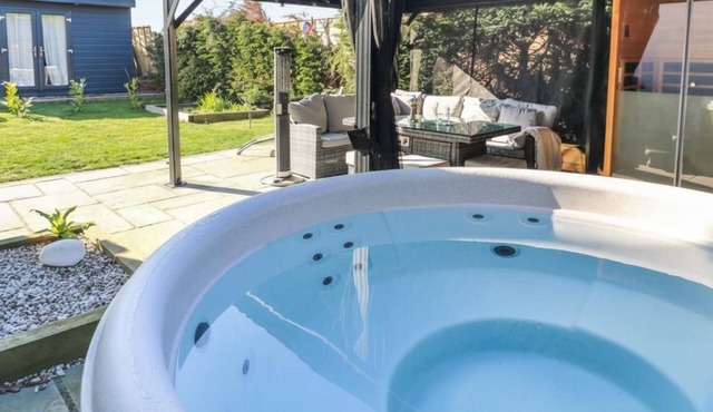 Pet Friendly Home in Chelmsford-Hot Tub-Sleeps 6