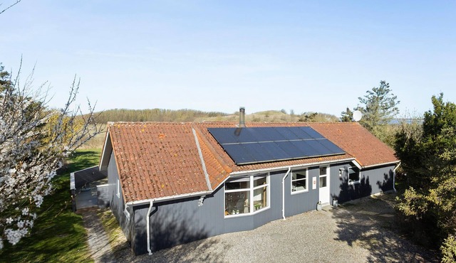 Pet friendly home in Humble with sauna