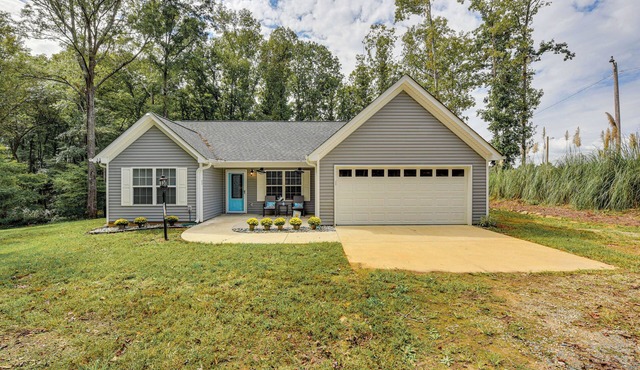 Pet-Friendly Home in Monroe: Deck, Grill & Yard!