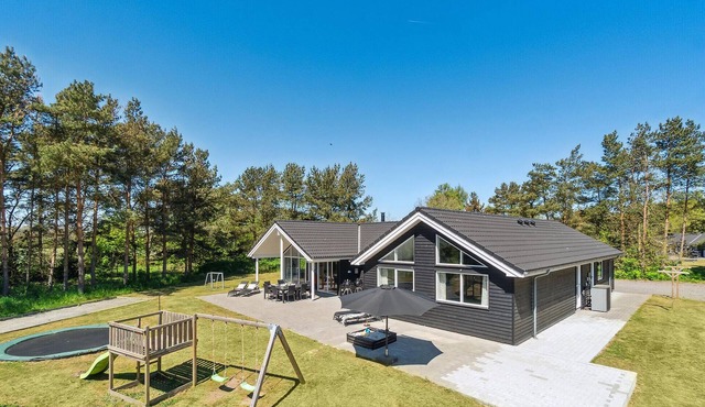 Pet friendly home in Nexø with kitchen