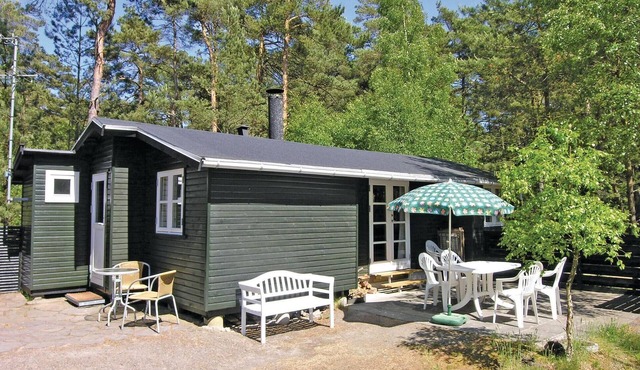 Pet friendly home in Nexø with kitchen