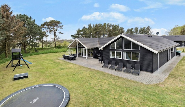 Pet friendly home in Nexø with kitchen