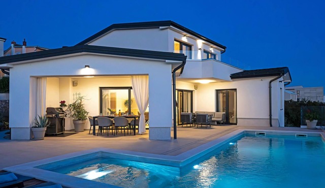 Pet friendly home in Smrika with WiFi