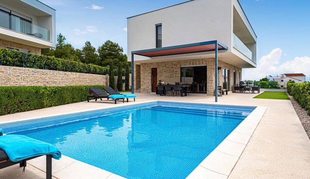 Pet friendly home in Tribunj
