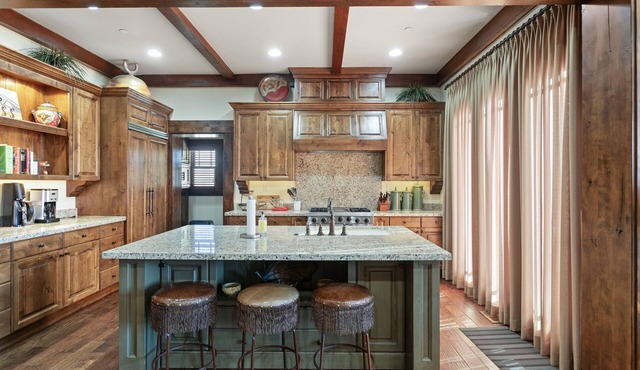 Pet friendly home in Tuhaye, luxury home office, private hot tub, fire table