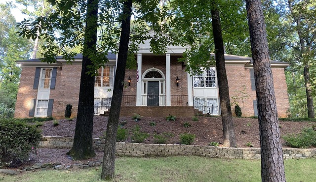 Pet Friendly Home Minutes from UA with Large Fenced Backyard and Movie Theatre