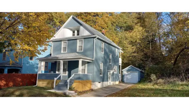 Pet friendly home near Cuyahoga and Portage Lakes sleeps 10, 3 decks & fire pit.