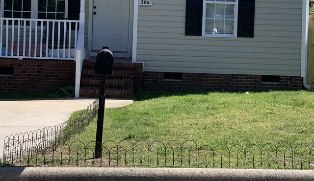 Pet-friendly home near shops and restaurants