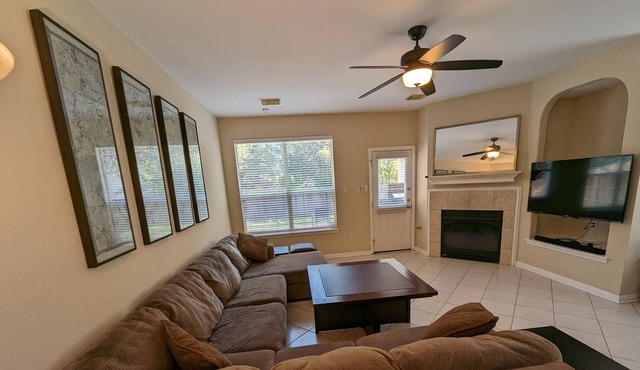 Pet Friendly Home near the Domain sleeps 13