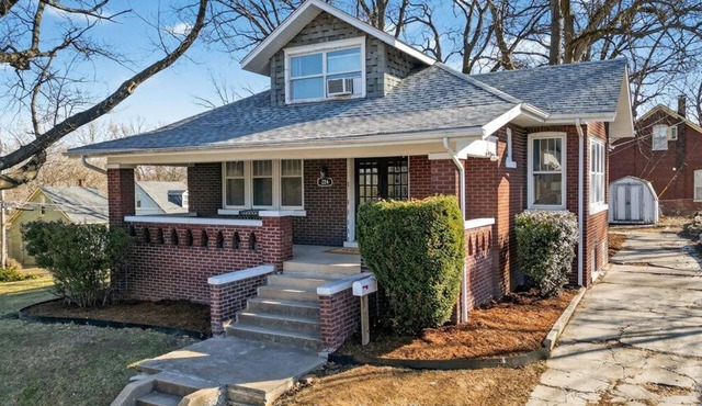 Pet Friendly Home—Smart TVs—King Beds—Free Parking