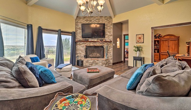 Pet-Friendly Home ~ 13 Mi to Dtwn Lubbock!