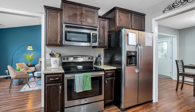Pet Friendly home w/3 Bed /2 Bath and Fenced Back Yard