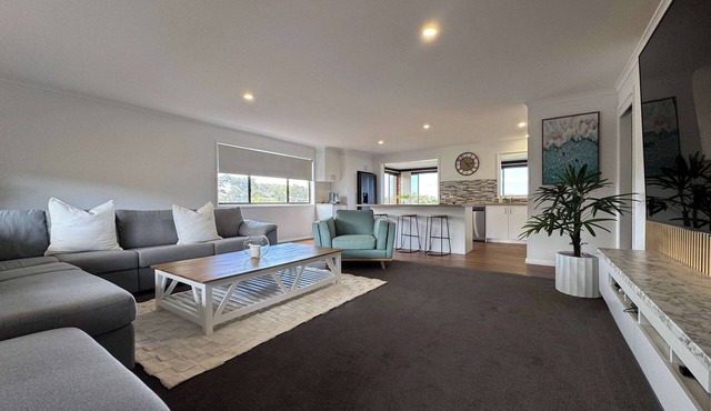 Pet-Friendly Home, Walk to Beach