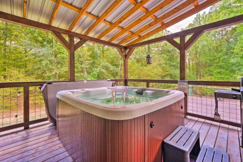 Pet-Friendly Home w/Deck in Broken Bow!