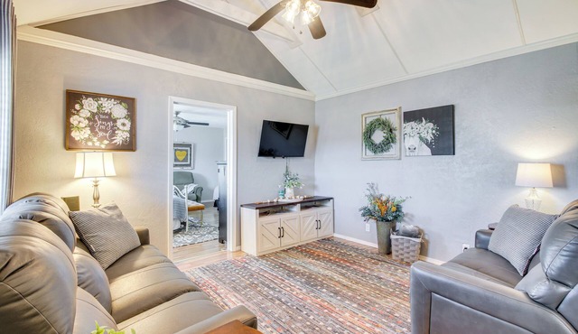 Pet-Friendly Home w/Porch Near Chickasha!