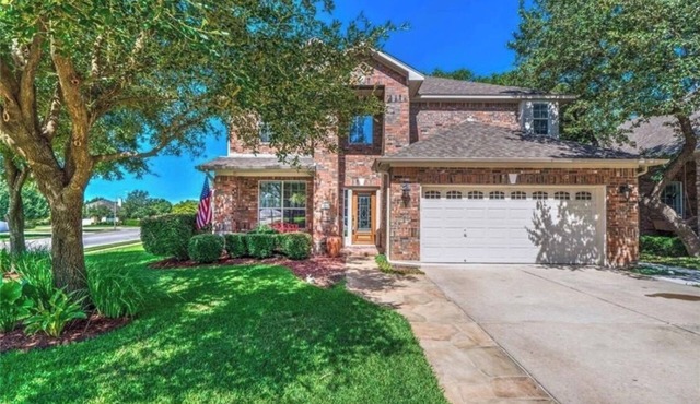 Pet Friendly Home, w/Jacuzzi & PoolTable, High Ceilings, Sleeps 9