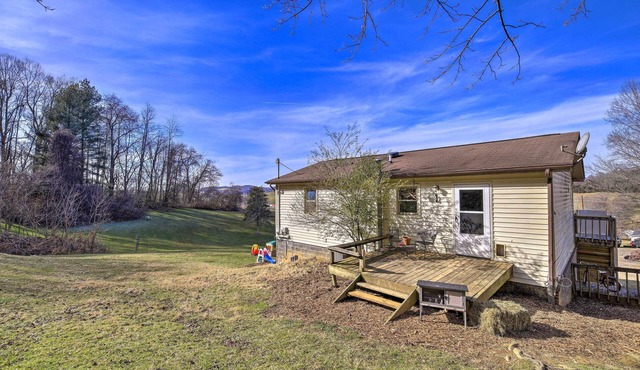 Pet-Friendly Home w/Grill & Farm in Meadowview!