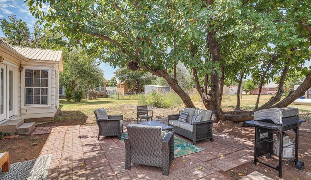 Pet Friendly Home w/Yard & Grill in Crowell!