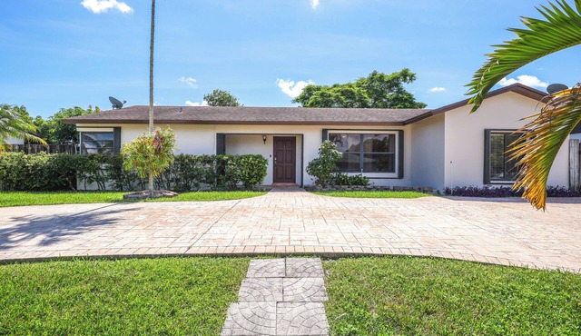 Pet-Friendly Home w/Yard ~ 3 Mi to Zoo Miami!