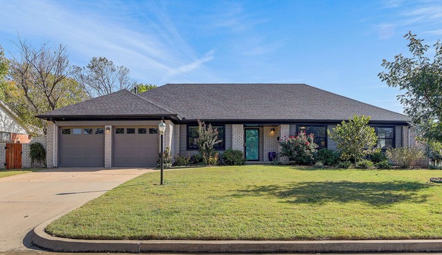 Pet-Friendly Home w/Yard: 8 Mi to Downtown Tulsa!