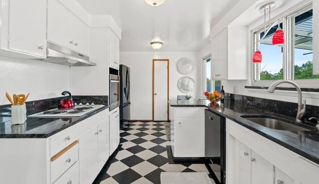 Pet-friendly home with washer/dryer, deck, fenced front/backyar