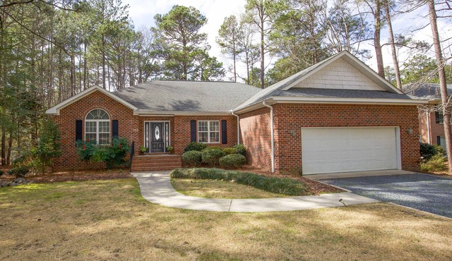 Pet Friendly Home With 8 Full-Size Beds on Idlewild