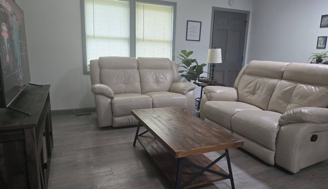 Pet friendly home & yard with pond, near golf
