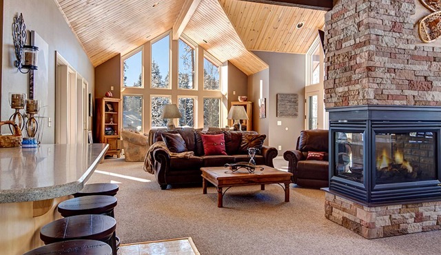 Pet Friendly/Hot Tub!/Walk or Bus to town