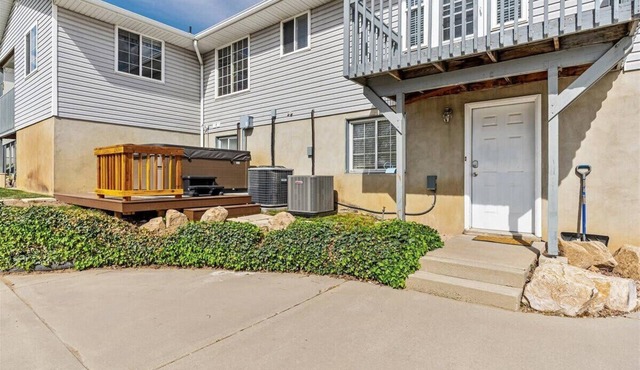 Pet Friendly, Hot Tub & Fully Fenced Backyard!