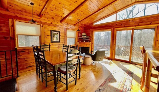 Pet friendly, hot tub, close to Hocking Hills!