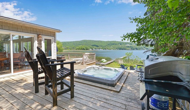 Pet-Friendly & Hot Tub | Heron Way on Keuka Lake