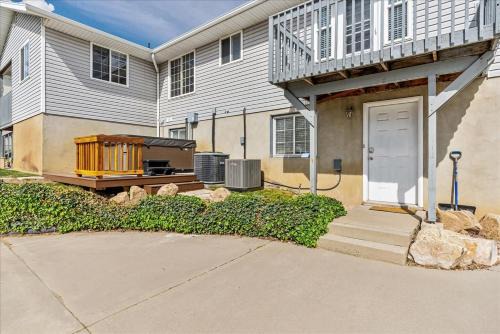 Pet Friendly Hot Tub & Fully Fenced Backyard