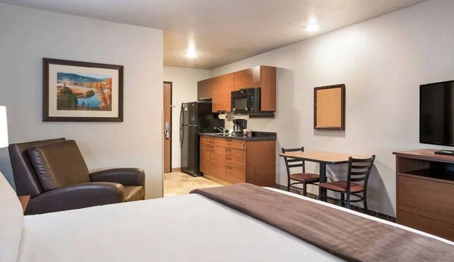 Pet-Friendly Hotel with Kitchens Near Overland Park Arboretum Trails