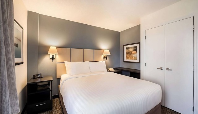 Pet-friendly Hotel! THREE 1BR Suite with Full Kitchens